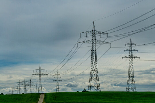 Hochspannungsmasten im Feld
