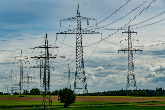 Hochspannungsmasten im Feld