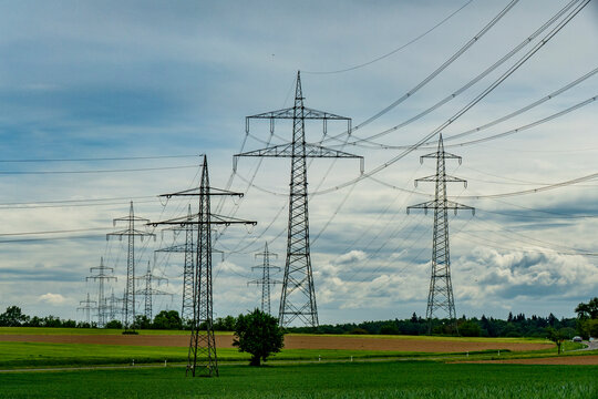 Hochspannungsmasten im Feld