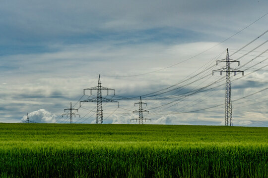 Hochspannungsmasten im Feld