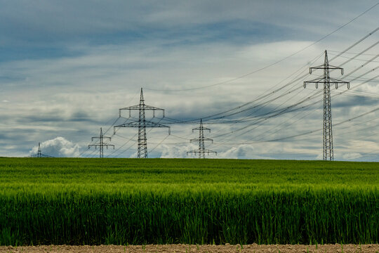 Hochspannungsmasten im Feld