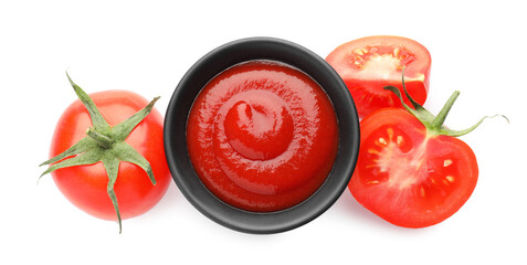 Naklejka premium Tasty ketchup in bowl and fresh tomatoes isolated on white, top view