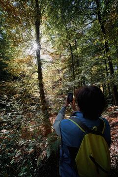 Wanderin fotografiert das farbintensive Waldleuchten auf dem Kirkeler Felsenpfad im Saarland