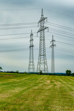 Hochspannungsmasten im Feld
