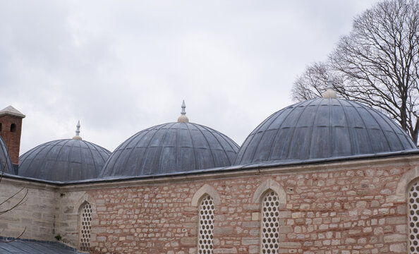 Der Suleymaniye-Complex mit Istanbul against the backdrop of a gloomy sky on a rainy day.