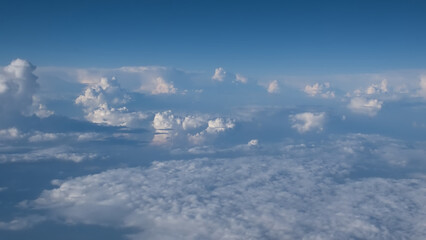 Naklejka premium cumulus clouds, side view from an airplane 