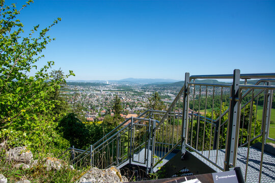 Aussicht auf Pfeffingen von der Burgruine Pfeffingen, Baselland, Schweiz