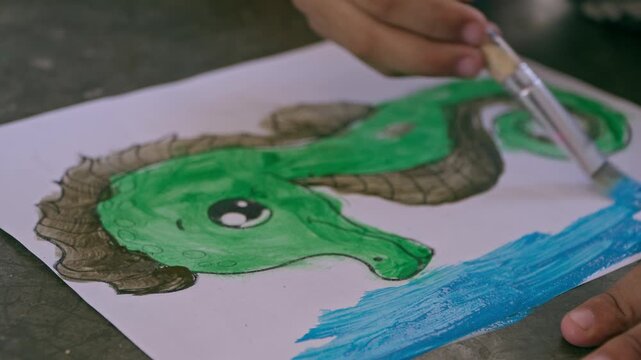 Ni&ntilde;o pintando animales