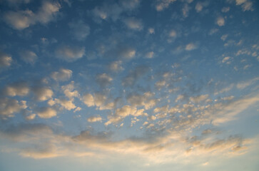 Obraz premium Soft Altocumulus Clouds in Blue Evening Sky