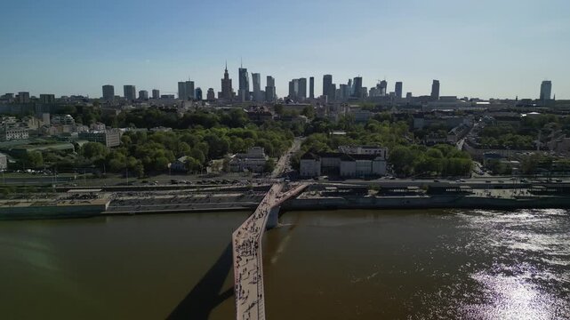 Warszawa - Polska - panorama miasta nagrana droenem, drapacze chmur, rzeka Wisła, kości&oacute;ł, słoneczny dzień