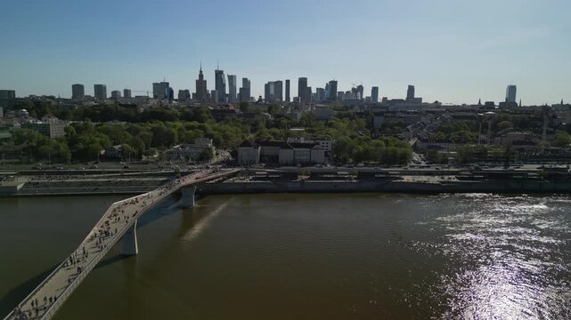 Warszawa - Polska - panorama miasta nagrana droenem, drapacze chmur, rzeka Wisła, kości&oacute;ł, słoneczny dzień