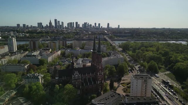Warszawa - Polska - panorama miasta nagrana droenem, drapacze chmur, rzeka Wisła, kości&oacute;ł, słoneczny dzień