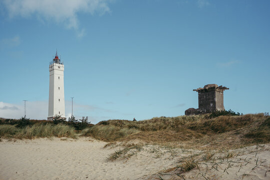 Weitl&auml;ufiger Strand von Bl&aring;vand mit Leuchtturm