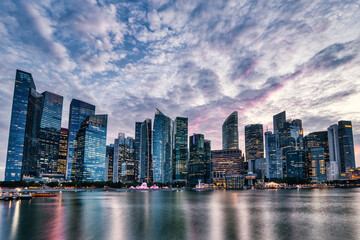 Obraz premium Singapore City Skyline view from Marina Bay at Dusk
