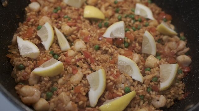 Une paella aux fruits de mer	