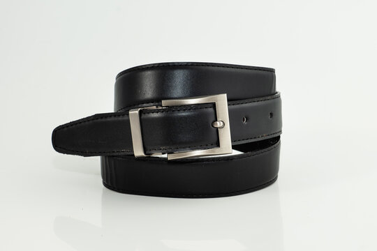 Cintur&oacute;n negro de caballero enrollado
