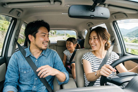 車で家族旅行を楽しむ笑顔の日本人家族 ドライブ Generative AI