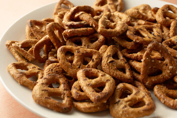 Naklejka premium A closeup view of a pile of naan pretzels, on a plate.