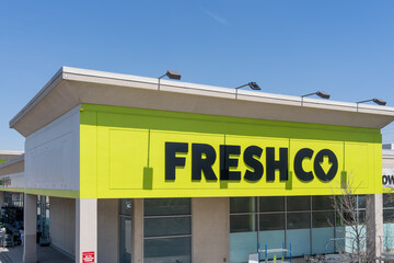 Naklejka premium Toronto, Canada - May 4, 2026: A FreshCo discount grocery store location in Toronto, Canada. FreshCo is a Canadian discount supermarket chain. 