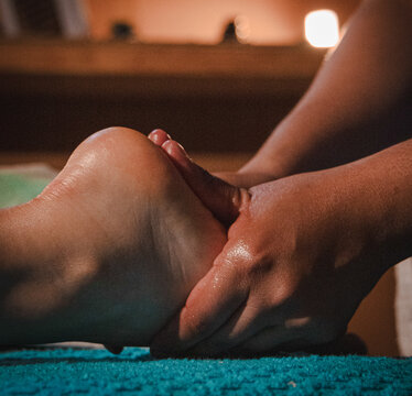 Masaje relajante de pies en spa / Relaxing foot massage at spa