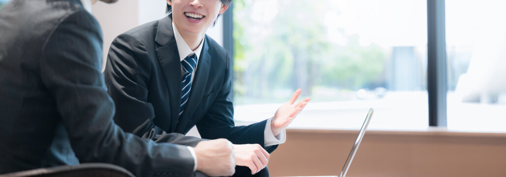 オフィスラウンジで商談する営業社員の法人提案ビジネスイメージ　不動産や士業などの少し堅い仕事のイメージ　顔無しのバナー