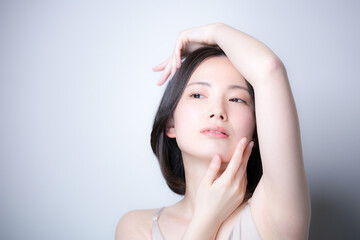 Naklejka premium 透明感ある女性の美容ポートレート美肌とスキンケアビューティー フェイスラインと素肌感が美しいポージング