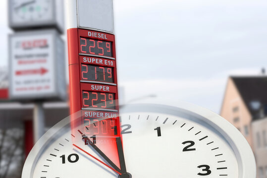 Eine Uhr steht kurz vor 12 und symbolisiert den baldigen Anstieg der Kraftstoffpreise