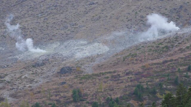群馬県中之条町の渋峠、山肌から立ち上る火山ガスと荒涼とした火山地形の4K映像