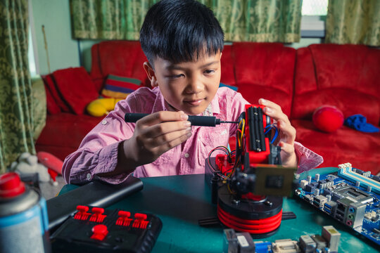 DIY Robotic Hand: A Young Maker&rsquo;s Guide to Building a Cardboard Robot at Home