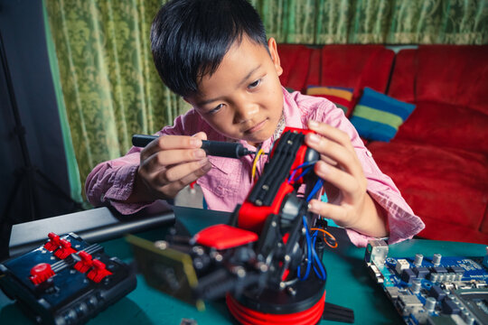 DIY Robotic Hand: A Young Maker&rsquo;s Guide to Building a Cardboard Robot at Home