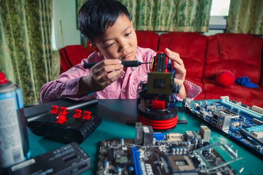 DIY Robotic Hand: A Young Maker&rsquo;s Guide to Building a Cardboard Robot at Home