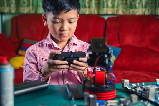 DIY Robotic Hand: A Young Maker&rsquo;s Guide to Building a Cardboard Robot at Home