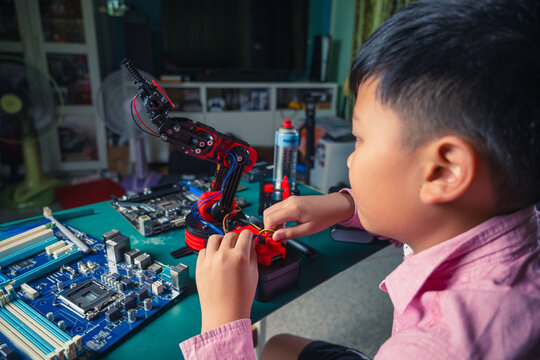 DIY Robotic Hand: A Young Maker&rsquo;s Guide to Building a Cardboard Robot at Home