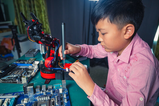 DIY Robotic Hand: A Young Maker&rsquo;s Guide to Building a Cardboard Robot at Home