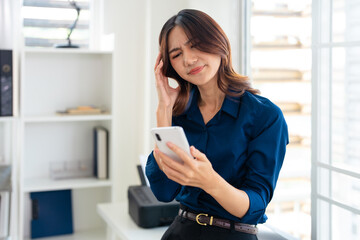 Obraz premium Businesswoman looking shocked while reading bad news on mobile phone . Upset woman showing concern and dissatisfied. Worry disappointment and stress.