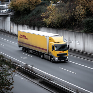 Editorial: DHL LKW auf Autobahn &ndash; Paketlogistik, Transport, Lieferung, Spedition, E-Commerce, Verkehr, Supply Chain, Kurierdienst, Copyspace