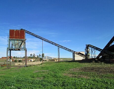 Industrial gravel conveyor belt system processing materials