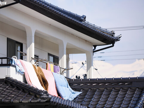 ベランダに布団を干している日本の風景