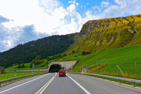 Viamalastrasse H13 vor Cassanawald-Tunnel bei Nufenen in Graub&uuml;nden (Schweiz)