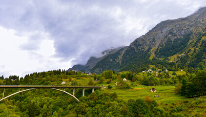 Elegante Betonbogenbrücke der Autostrasse A13 im Misox vor der Kulisse des Bergdorfes Mesocco (Graubünden, Schweiz) © Ilhan Balta