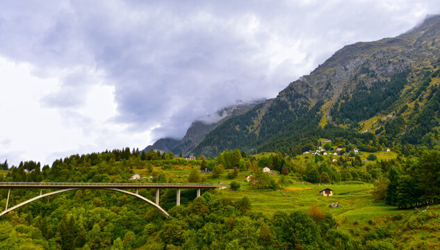 Elegante Betonbogenbr&uuml;cke der Autostrasse A13 im Misox vor der Kulisse des Bergdorfes Mesocco (Graub&uuml;nden, Schweiz)