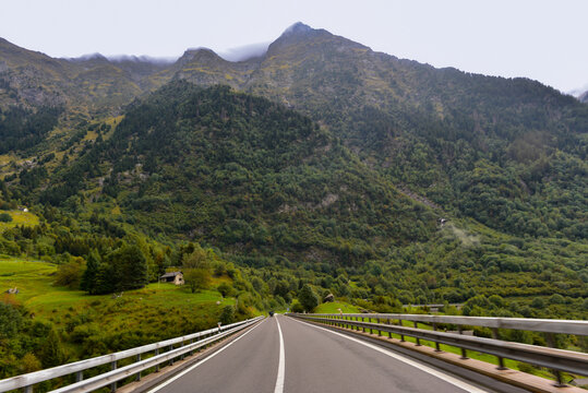 Fahrt auf der San-Bernardino-Passstrasse (H13) an der S&uuml;drampe im Misox, Schweiz