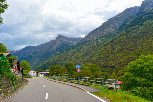Die San-Bernardino-Passstrasse (H13) an der S&uuml;drampe vor Ortseinfahrt Mesocco, Schweiz