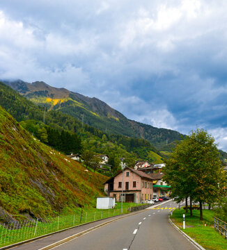 Die San-Bernardino-Passstrasse (H13) an der S&uuml;drampe in Mesocco, Schweiz