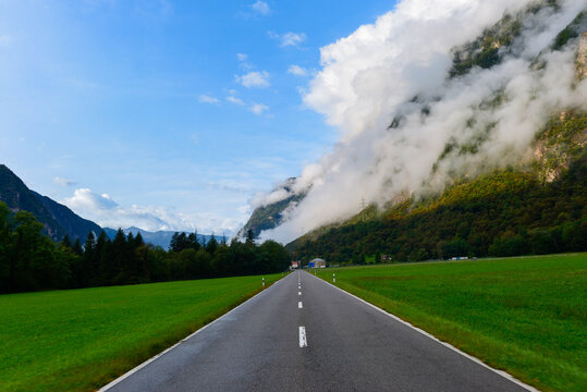 Die San-Bernardino-Passstrasse (H13) an der S&uuml;drampe vor Lostallo/Region Moesa (Graub&uuml;nden/Schweiz)