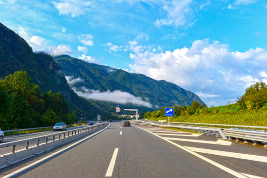 Autobahn A13 vor San Vittore in Richtung Bellinzona (Graub&uuml;nden/Schweiz)