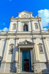 Obraz premium Pfarrkirche Chiesa del Sacro Cuore di Gesù e San Giovanni Battista in Predore am Iseosee (Lago d’Iseo)