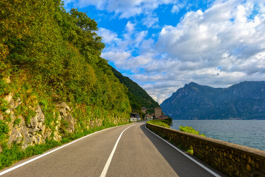 Uferstra&szlig;e am Iseosee vor der Ortseinfahrt nach Portirone mit Blick auf die Berge, Italien