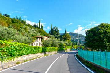 Obraz premium Uferstraße am Iseosee bei Riva di Solto, Italien