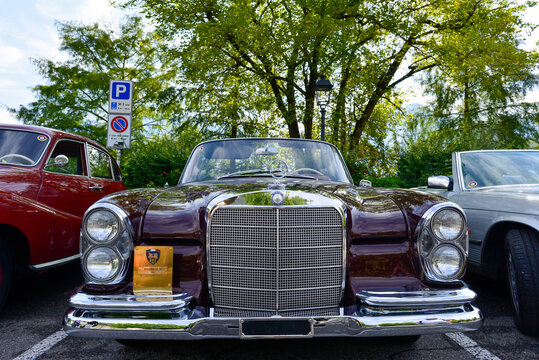 Frontansicht eines luxuri&ouml;sen Mercedes-Benz 220 SE Oldtimers aus den 1960er Jahren